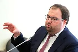 Максут Шадаев на IT‑завтраке ПМЭФ‑2026 сообщил, что внедрение механизмов возрастной идентификации на онлайн‑платформах — ближайшая задача. Минцифры изучает опыт Roblox, несмотря на блокировку сервиса в России.