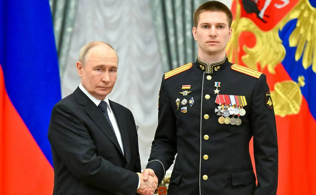 В Кремле президент лично наградил подполковника Ивана Берестовского за мужество в ходе специальной военной операции.