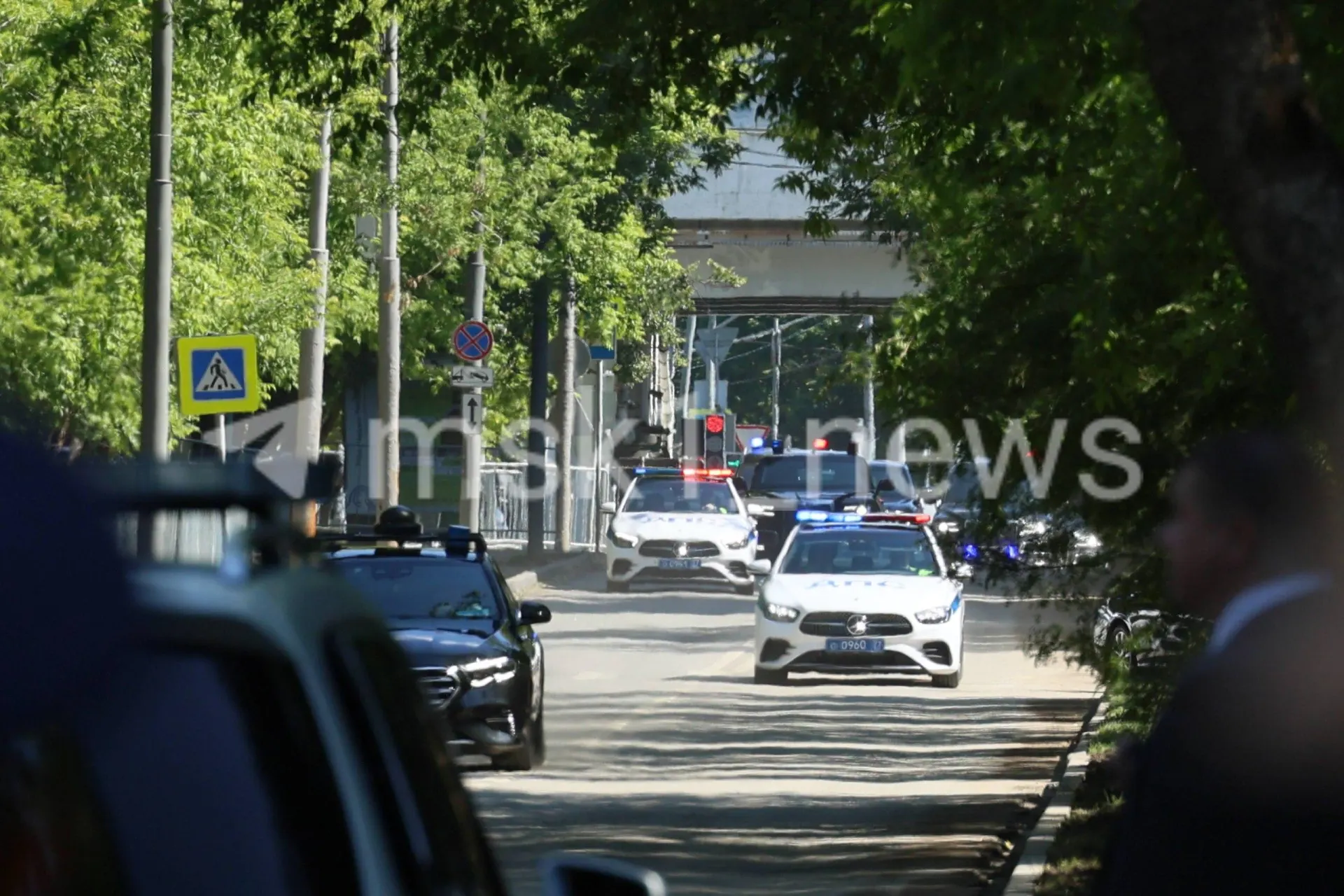Президент возложил цветы и пообщался с семьёй Сергея Иванова в ходе церемонии прощания.