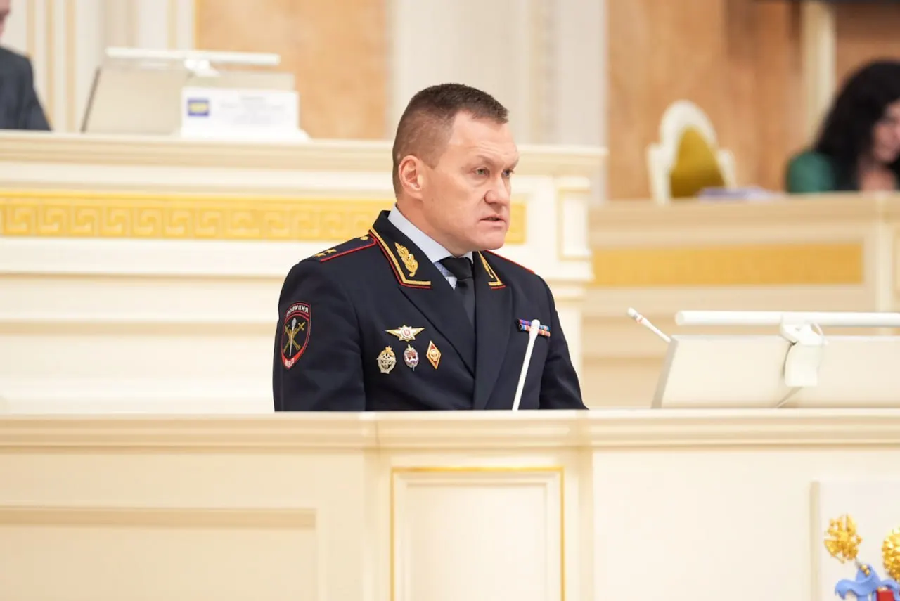 Евросоюз расширил санкции: в список попал руководитель ГУ МВД по Санкт‑Петербургу и Ленобласти — ему запрещён въезд в ЕС и заморожены счета из‑за задержаний участников акций памяти Навального и уличных музыкантов.
