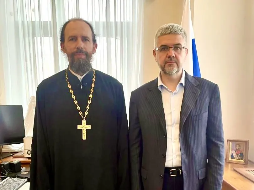 Заместитель министра юстиции заявил на Петербургском юридическом форуме, что сожительство без официальной регистрации брака может представлять угрозу безопасности России; ведомство проводит мониторинг для возможных поправок в Семейный кодекс.