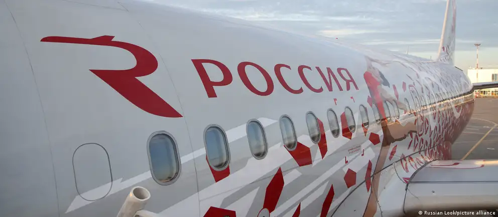 В ряде российских аэропортов экипажам сообщили, что заправка будет проводиться строго по плану полёта или не превышать необходимого объёма — это не снижает безопасность рейсов, но может указывать на снижение доступности авиационного топлива в стране.