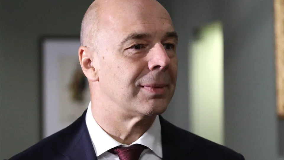 Минфин заявил, что отдельного фонда не планируется: компании ТЭК должны самостоятельно оплачивать средства защиты, расходы можно включать в себестоимость. Между тем атаки беспилотников существенно сократили переработку нефти и привели к проблемам с поставками топлива.