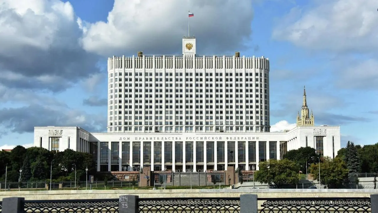 В Госдуму внесён законопроект о полной или частичной компенсации утильсбора для семей с тремя и более детьми. В Правительстве инициативу раскритиковали: её принятие повлечёт дополнительные бюджетные расходы, а источники финансирования не определены.