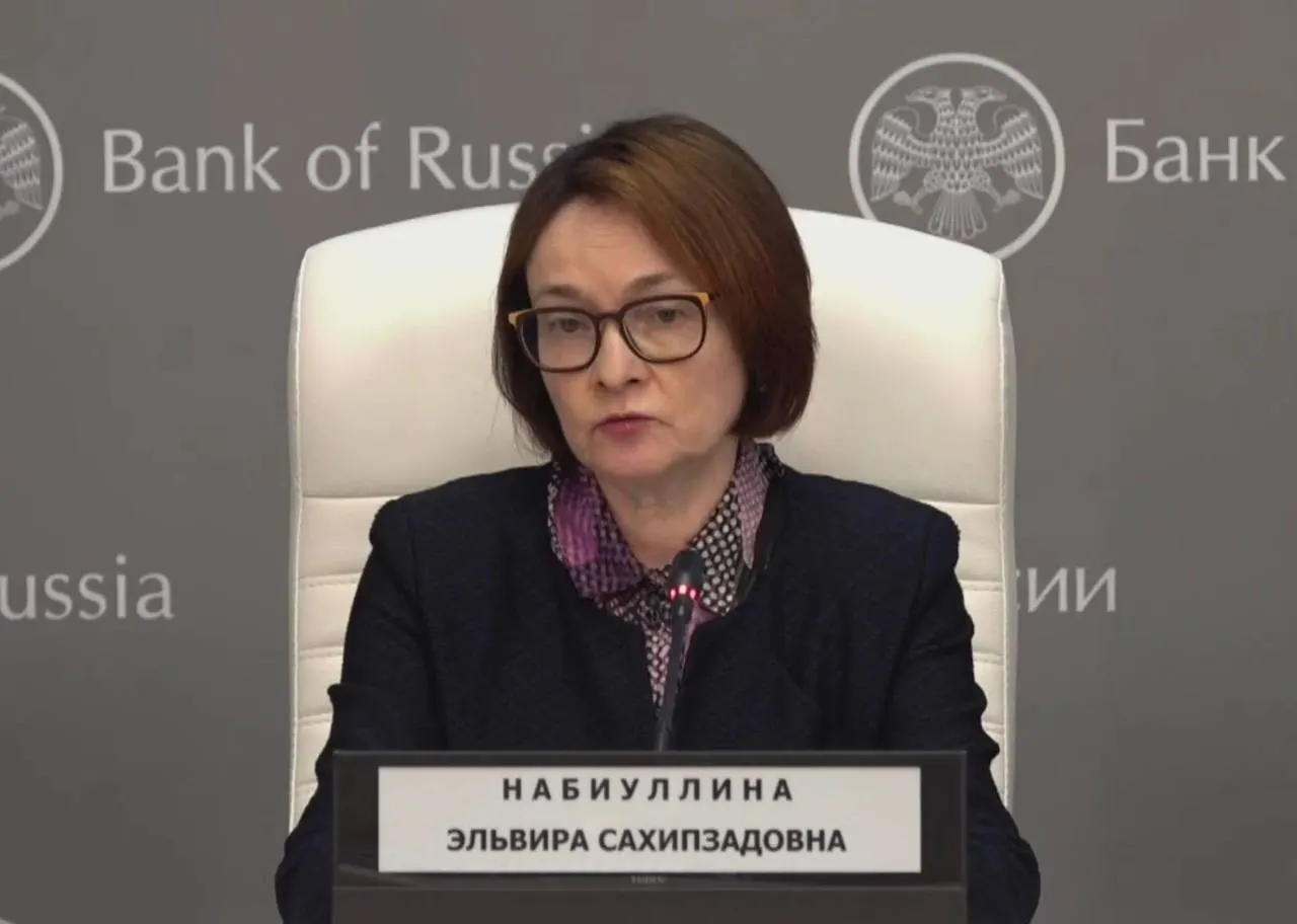 Глава Центробанка вернулась к работе после простуды: на пресс‑конференции подтвердила заболевание, поблагодарила тех, кто волновался, и отказалась от привычных брошей.