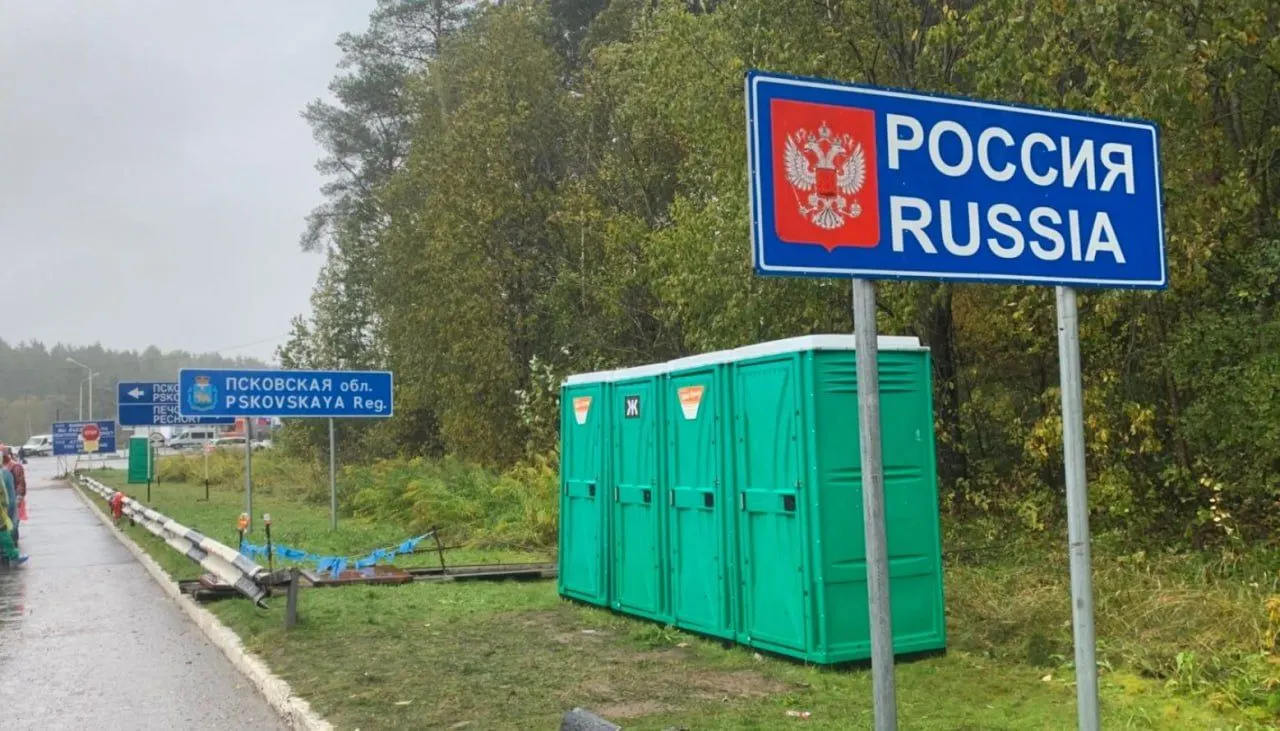 В рамках 21-го пакета санкций Евросоюз планирует ввести полный визовый запрет для тех, кто служил в российских ВС или прокси‑формированиях с начала полномасштабного вторжения. Правозащитники и помощи эмигрантам отмечают ряд неясностей в механизмах выяснения личности и критериях применения запрета.