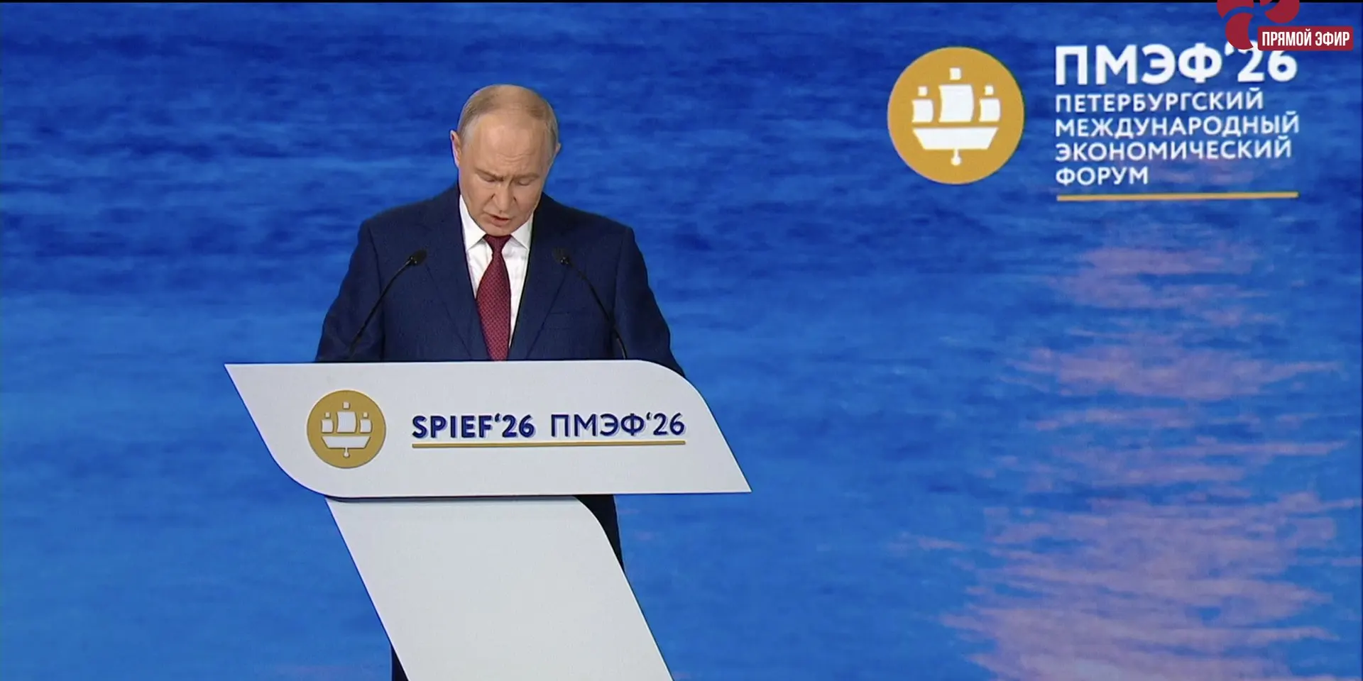 Президент предложил закрепить институт стажировок в Трудовом кодексе, чтобы выпускники могли переезжать в регионы с дефицитом кадров и трудоустраиваться по специальности.