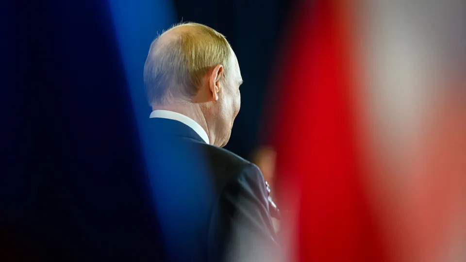 «Открытый» рейтинг доверия к президенту снизился до 29,5% в начале апреля и с начала года упал на 5,5 п.п.; при этом «закрытый» опрос показывает значительно более высокий уровень доверия. Еженедельный рейтинг одобрения остаётся около 66% и также демонстрирует снижение.