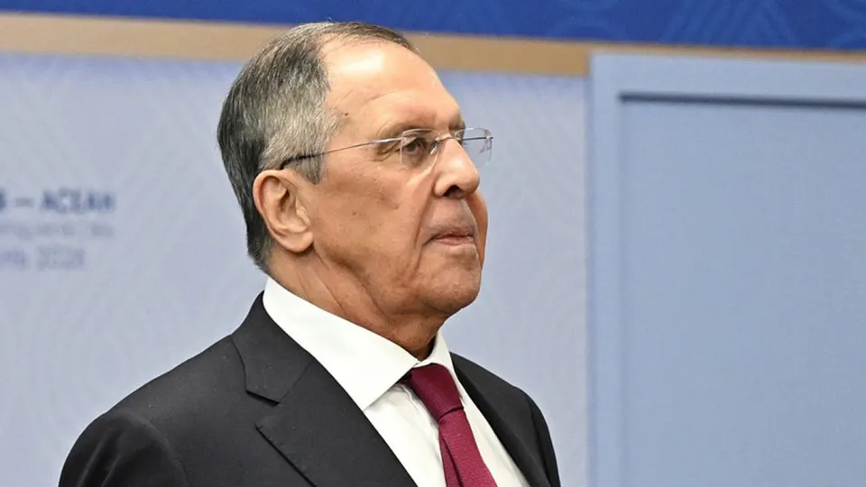 После самой масштабной атаки беспилотников на столицу с начала войны российские власти пообещали регулярные удары по объектам, от которых зависит боеспособность ВСУ; в результате ночных ударов в Москве загорелись НПЗ и торговый комплекс, приостановлена работа аэропортов.