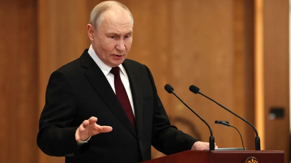 Президент России заявил, что при пусках беспилотников по российским объектам с территории европейских стран Москва оставляет за собой право нанести ответный удар; также он охарактеризовал атаки дронов как попытку «раскачать» общество и заявил об отсутствии предпосылок для мирных переговоров.