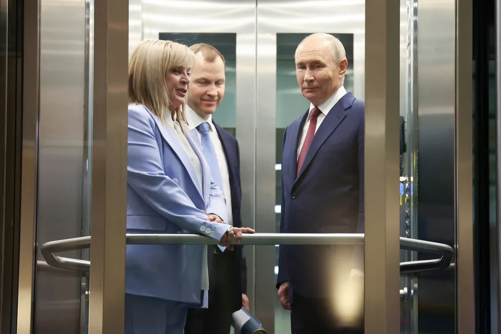 Руководители силовых структур предлагают отложить или отменить сентябрьские выборы в Госдуму, ссылаясь на экономические трудности и падение рейтингов; против этого выступают представители политблока администрации, а базовым сценарием остаётся проведение голосования.