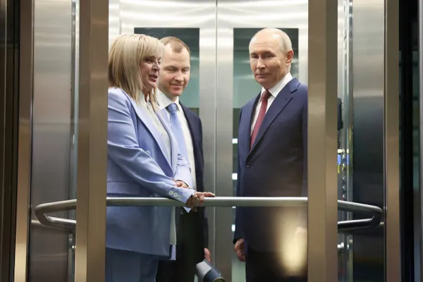 Кремль заявляет, что подготовка к думским выборам продолжается и они объявлены указом президента, хотя источники в администрации и силовых структурах ранее обсуждали идею переноса или отмены голосования.