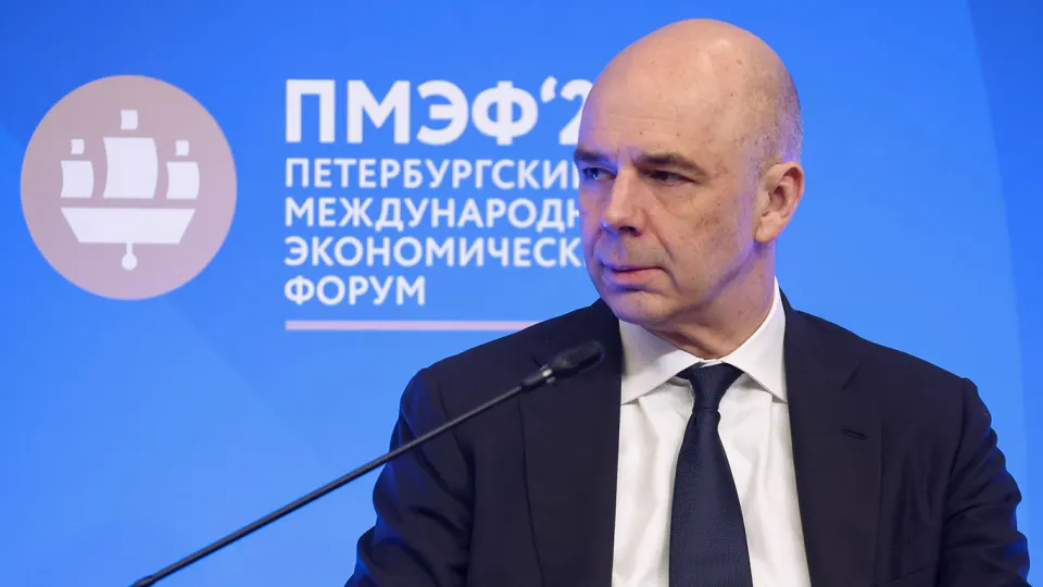 Аудиторы предупреждают, что по итогам года доходы федерального бюджета могут оказаться на 2,1 трлн рублей (5,2%) ниже заклада, в основном из‑за снижения нефтегазовых поступлений и укрепления рубля.
