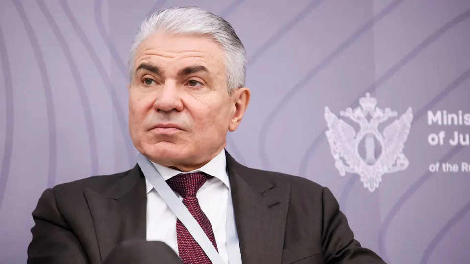 Заместитель министра юстиции заявил, что владельцы нейросетей должны отвечать за работу фильтров, а за нарушения — предусмотреть административную, уголовную и финансовую ответственность; идея «суверенных» моделей вызывает возражения у бизнеса.