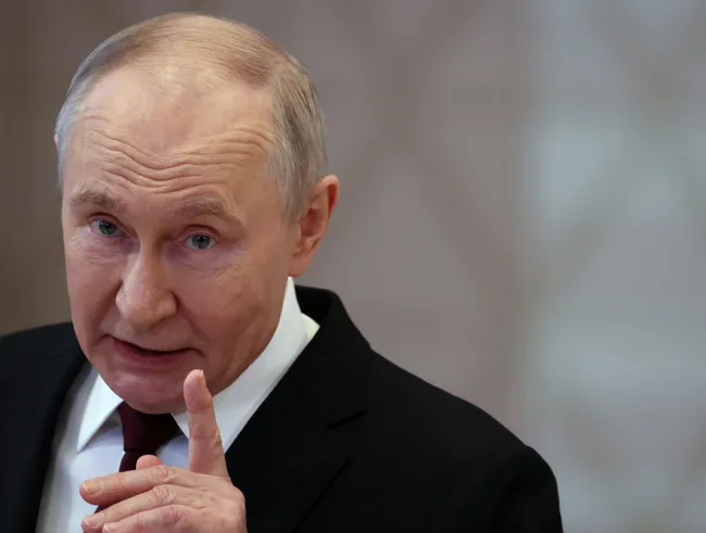 В 25‑минутном интервью президент заявил, что дефицит топлива в России «не критический», назвал меры по его ликвидации, отверг новое предложение Украины и прокомментировал итоги саммита в Анкоридже.