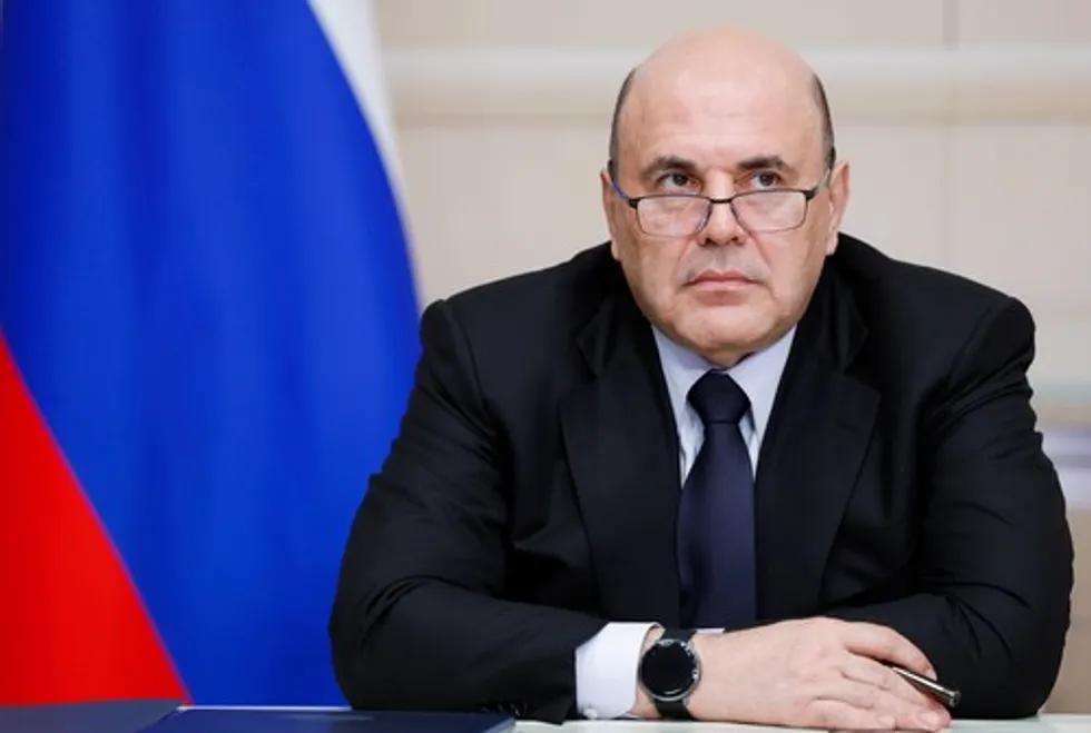 По данным утечек, Наталия Стенина в 2022 году положила в банк 12 миллиардов рублей, хотя официальный доход не объясняет таких сбережений; часть активов ранее могла переходить через фиктивный брак и связанные компании.