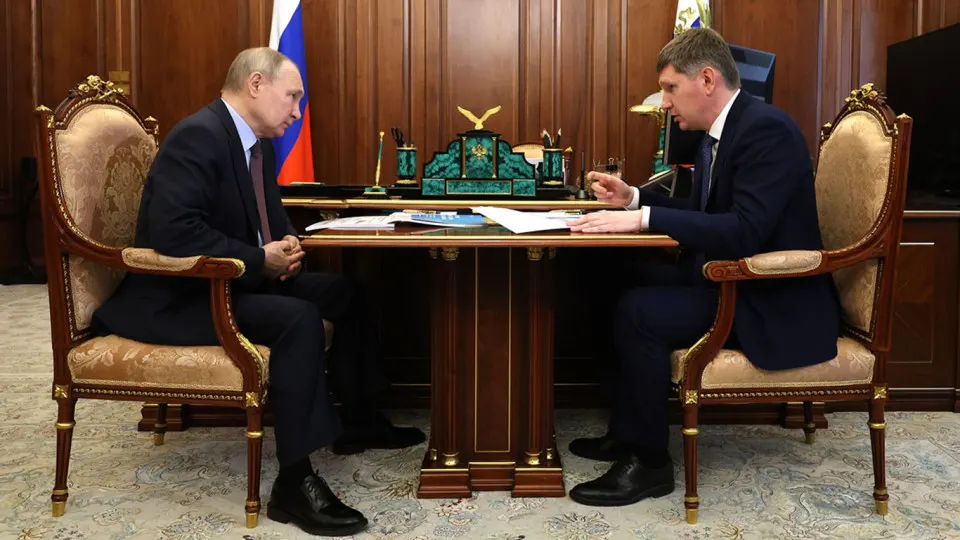 Президент потребовал от экономических властей обеспечить рост инвестиций. Чиновники и эксперты признают: вложения падают из‑за высоких ставок, бюджетной экономии, неопределённости для бизнеса и масштабных изъятий активов.
