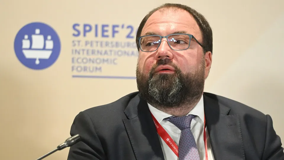 Глава Минцифры сообщил о планах внедрить возрастную идентификацию на онлайн‑платформах. Рассматриваются варианты через «Госуслуги», биометрию или паспортные данные — эксперты предупреждают о рисках утечек и дополнительных расходах для сервисов.