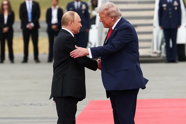 Кремль заявил о готовности вернуться к переговорам, опираясь на договорённости, достигнутые в Стамбуле весной 2022 года; детали прежнего проекта и последующие требования Москвы остаются предметом споров.