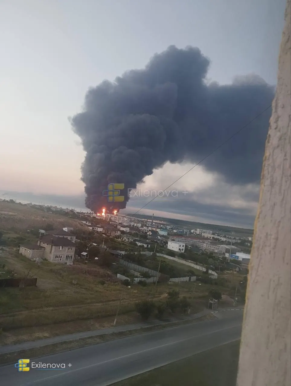 В результате удара беспилотников в районе Керченского пролива погибли минимум пять человек, десятки получили ранения. На месте зафиксированы пожары и повреждения инфраструктуры и жилых домов.