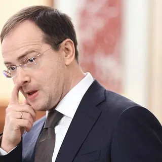 Помощник президента Владимир Мединский выступил за введение системы обязательного распределения выпускников вузов, предложив трудовые контракты и трёхлетнюю отработку для бюджетников. Инициативу сравнивают с советской практикой планового распределения кадров.