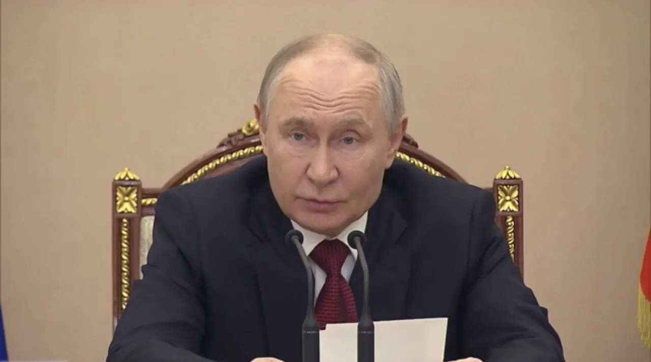 На совещании по снабжению топлива президент отметил дефицит некоторых марок бензина, привёл данные по запасам и объявил о комплексе мер — от ограничений экспорта до ускорения ремонтов НПЗ. В ряде регионов уже ввели лимиты на продажу.