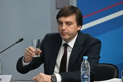 Минпросвещения утвердило список внеклассной литературы на летние каникулы: в подборку вошли современные книги, в том числе патриотического характера о Родине и подвигах современных защитников Отечества, в том числе о героях специальной военной операции.