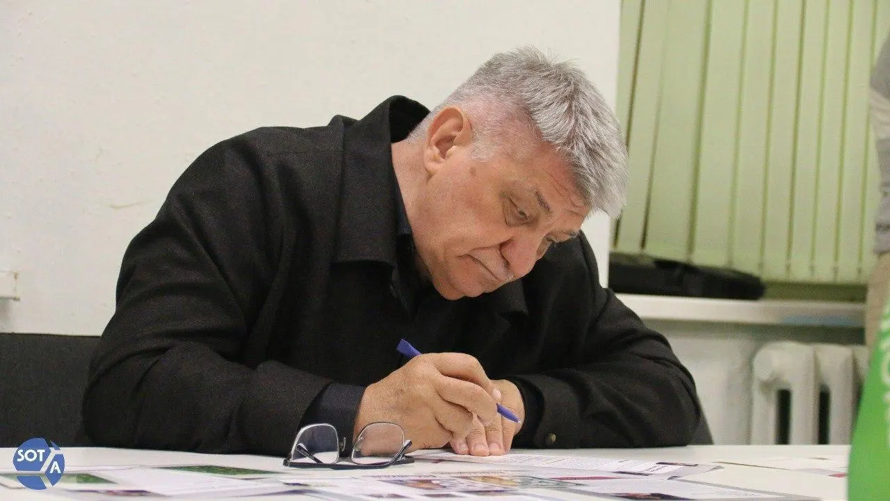Президент направил поздравление режиссёру Александру Сокурову, отметив его вклад в кино и воспитание молодых талантов. В то же время в последние годы в России Сокуров сталкивается с ограничениями: его новые фильмы не получают прокатных удостоверений, а в январе 2026 года он был выведен из Совета по развитию кинематографии.