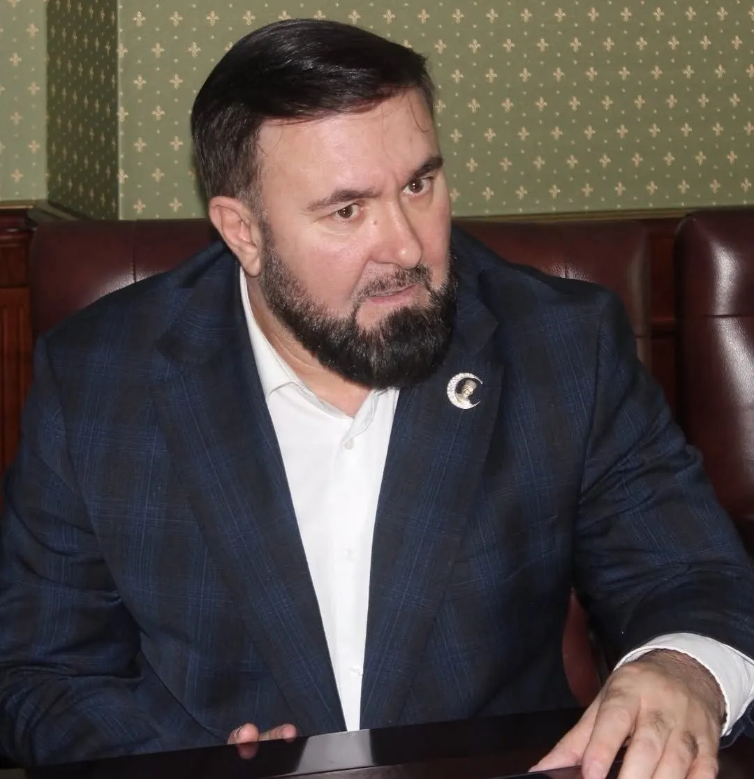 В официальном распоряжении от 26 июня указано, что омбудсмен Чечни Мансур Солтаев награждён грамотой «за заслуги в укреплении законности и защите прав граждан». Ранее он публично критиковал правозащитников и фигурировал в громких скандалах, связанных с исчезновениями.