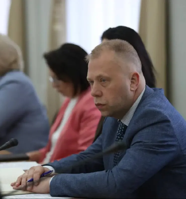 Александр Демин, родившийся в Калинине (ныне Тверь) и работавший в спортивной сфере с 2003 года, возглавил министерство спорта Забайкальского края. Ранее пост занимал Андрей Серёдкин, который ушёл по собственному желанию в марте 2026 года.