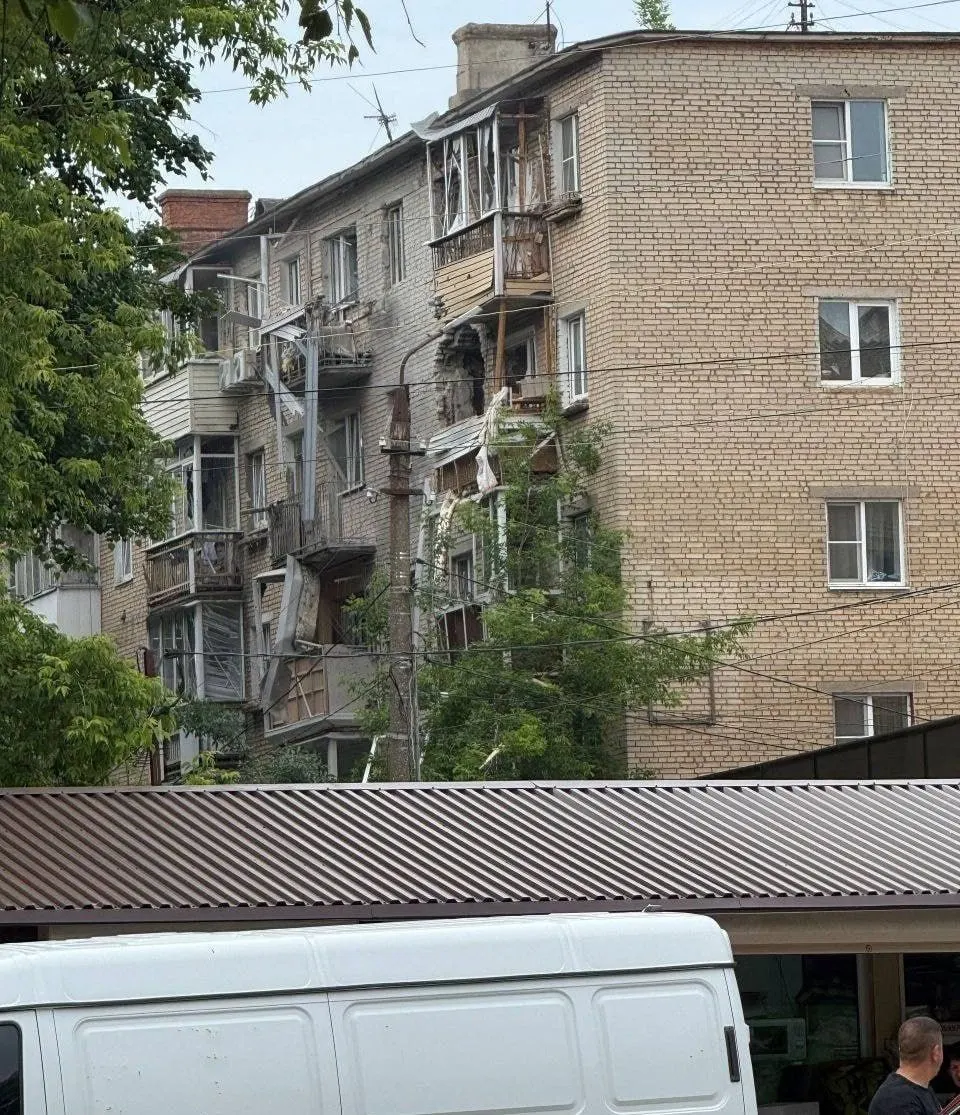Губернатор Тульской области сообщил об атаке беспилотника по многоквартирному дому в Щёкино, пострадавших нет, жильцы эвакуированы. Минобороны заявило о сотнях перехваченных дронов, в Москве и аэропортах вводились ограничения.