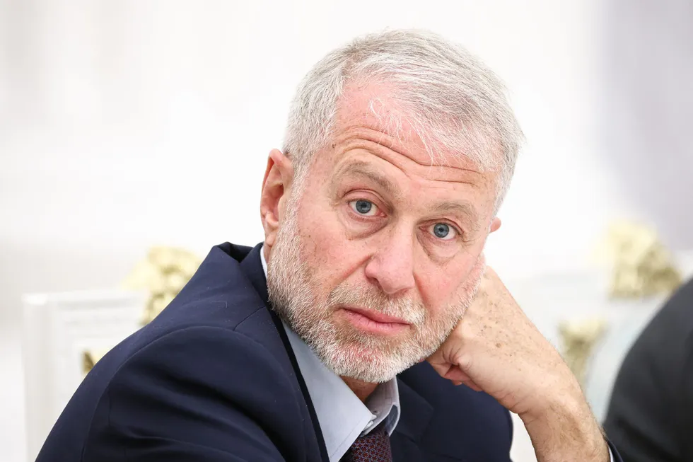 По данным нескольких осведомителей, именно Абрамович в мае встречался с Владимиром Зеленским и должен был передать российскому лидеру предложение о личной встрече. Кремль и окружение предпринимателя пока не комментируют эту информацию.
