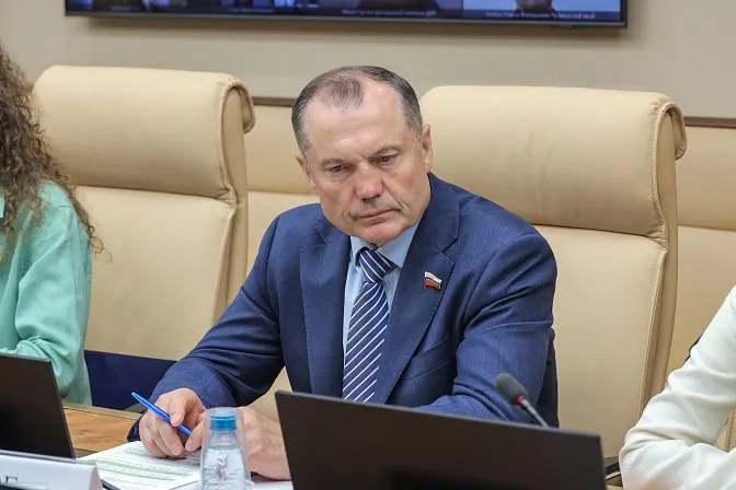 Сенатор предложил законодательно закрепить формат, при котором учащиеся вузов и колледжей будут проводить на базовых предприятиях до половины учебного времени. В инициативе не указаны вопросы оплаты и гарантий для студентов.