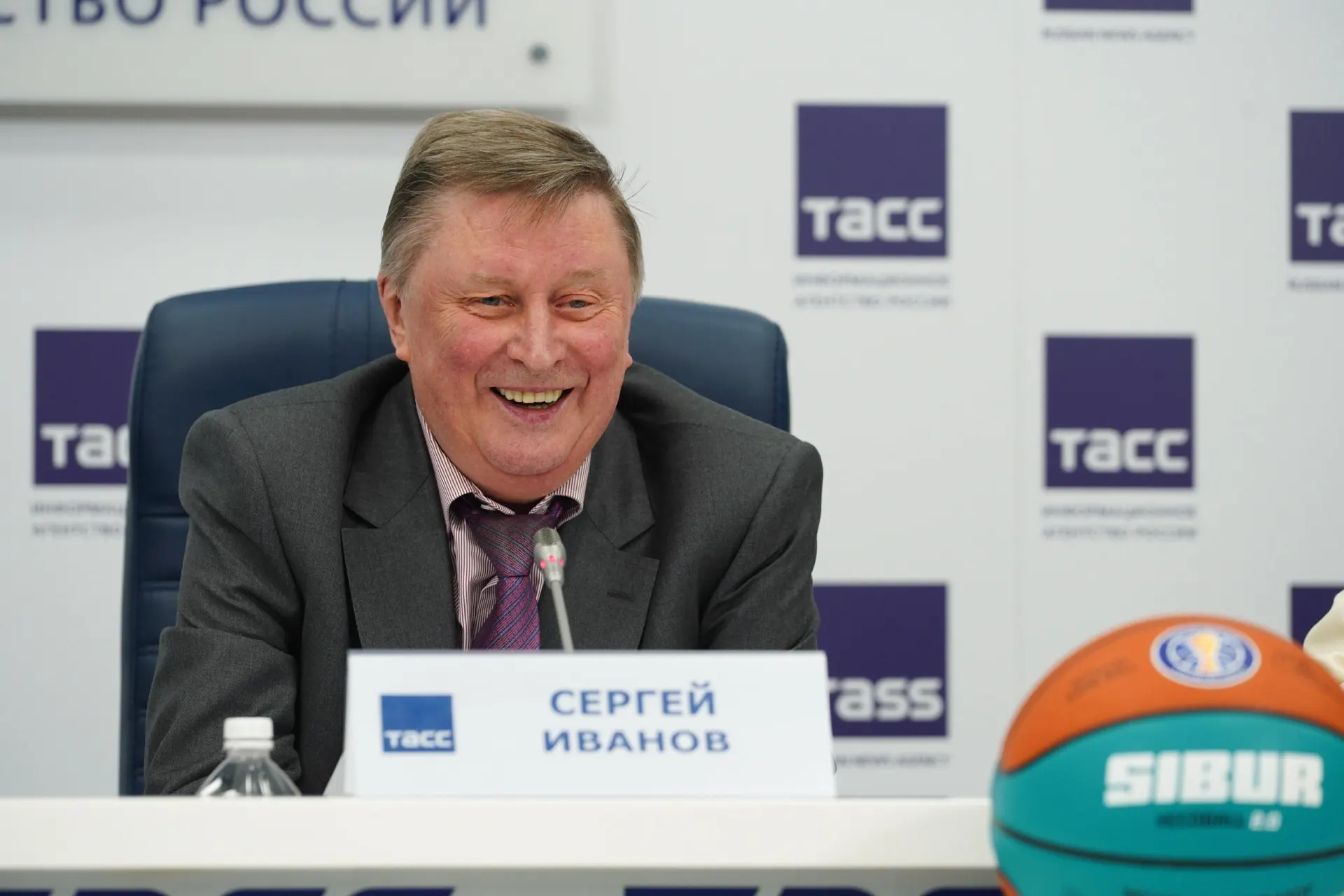 Экс-министр обороны Иванов скончался в 73 года. Близкий друг рассказал, что виделся с ним всего несколько дней назад; официальные подробности пока не сообщаются.
