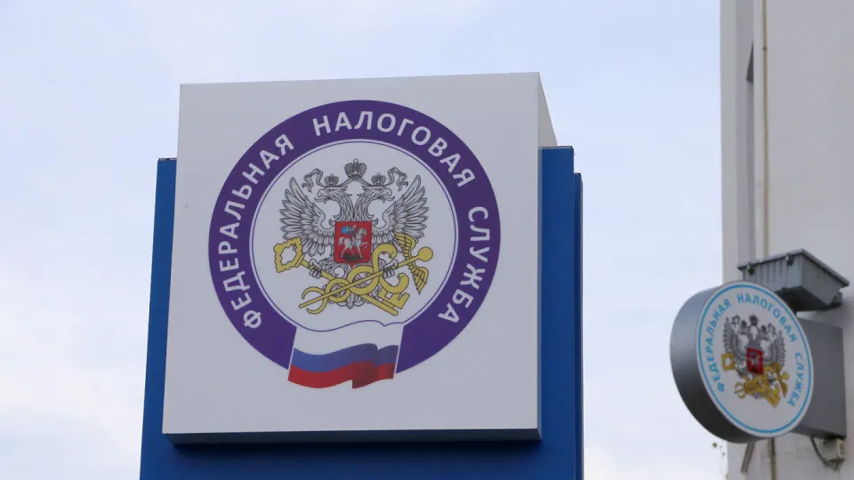 Федеральная налоговая служба поручила регионам проработать повышение налоговых ставок и пересмотр льгот после исторического дефицита в 1,538 трлн рублей в 2025 году. Власти рекомендовали расширить базу налогообложения, поднять ставки по транспортному налогу и провести инвентаризацию недвижимости и земель; регионы уже израсходовали часть резервов и наращивают долговую нагрузку.