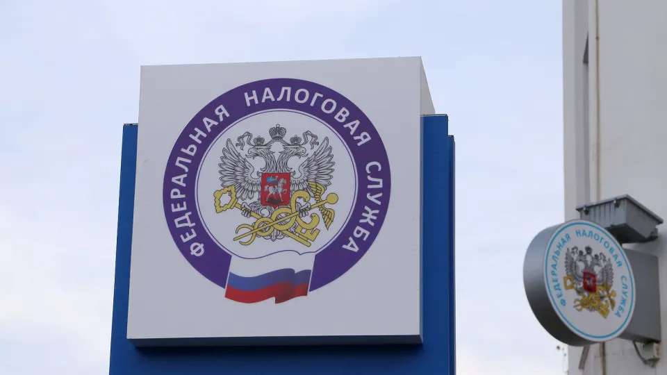 Проект отсрочки снижения порога по НДС охватывает только упрощённую систему — для них порог заморозят на 20 млн рублей. Предприниматели на патентной системе останутся под давлением: порог снизят до 15 млн в 2027 году и до 10 млн в 2028-м.