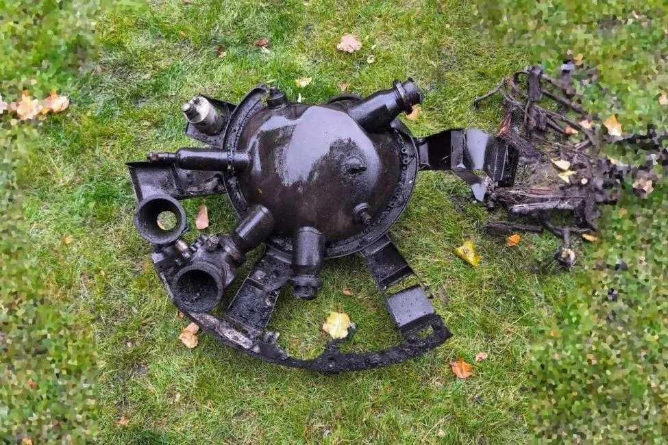 Внутренняя переписка оборонных предприятий указывает, что гироскопический блок ГУ-503, применяемый в «Орешнике», имеет неисправимый дефект. Из‑за этого ракета при гиперзвуковой скорости отклоняется от курса на десятки километров; предприятия лишены возможности проверить приборы из‑за устаревшего оборудования.