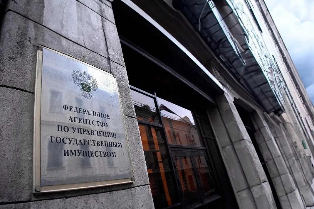 Депутаты отменили привязку продажи конфискованного жилья к порогу цены и убрали обязательную шестимесячную паузу между аукционами. Поправки также вводят реестр оценщиков и ужесточают требования к организаторам торгов; для религиозной собственности отменили срок давности при оспаривании приватизации.
