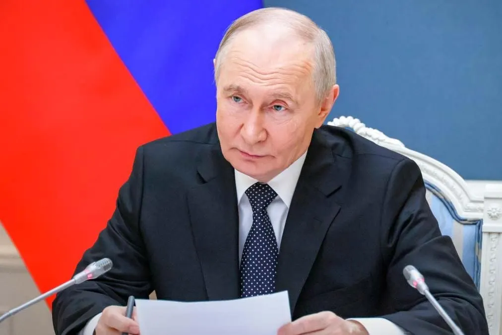 Указ расширяет действие механизма по временной неуплате иностранным кредиторам — теперь это касается и вкладов (депозитов) нерезидентов из стран, признанных в России «недружественными». Документ вступил в силу 1 июня 2026 года.