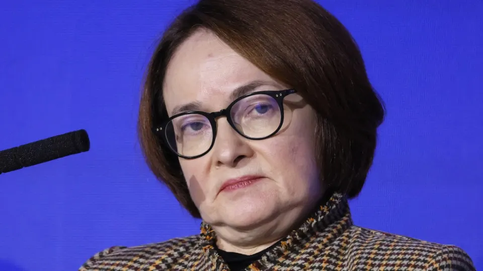 Резкий рост цен на бензин и обвалы в выпуске нефтепродуктов повышают инфляционное давление и ставят под вопрос планы по смягчению денежно‑кредитной политики.