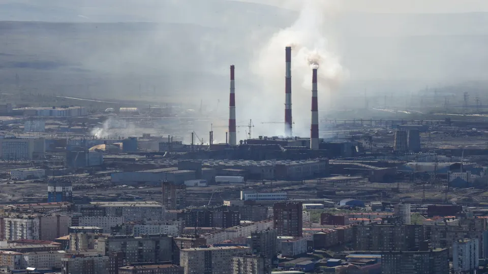 По итогам мая промышленное производство сократилось — основной удар пришёлся на нефте- и металлопродукцию. Правительство снизило прогноз роста, реальный год может завершиться спадом.