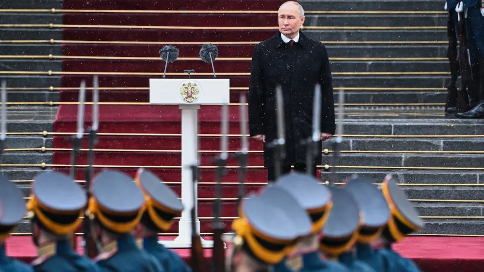 Военные расходы бюджета‑2026 могут вырасти до почти 18 трлн рублей — на 40% выше плановых показателей. Власти собираются секвестировать гражданские статьи, тратить резервы и брать дополнительные заимствования.