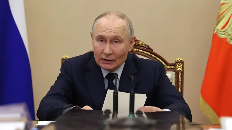 Президент заявил, что принятые меры постепенно стабилизируют ситуацию, хотя инвестиции в первом квартале рухнули на 14,3%. Сокращение связано с высокими ставками, падением прибыли и внешними ограничениями; бюджетные возможности для стимулирования ограничены.