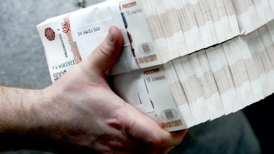 Банк фиксирует массовый отток средств в наличные — по данным регулятора объём банкнот в обращении приближается к 20 трлн руб. Центробанк ужесточил контроль за снятием и внесением наличных.