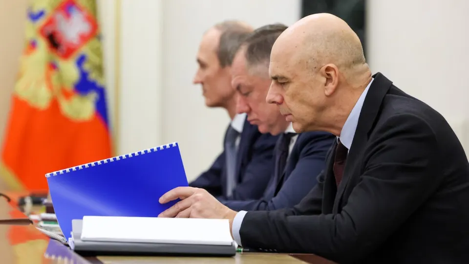 Рынок российских гособлигаций пережил масштабную распродажу: индекс RGBI обновил минимумы, а доходности длинных ОФЗ выросли до 15,5% — это увеличивает нагрузку на бюджет на фоне роста военных расходов и работы по увеличению заимствований.