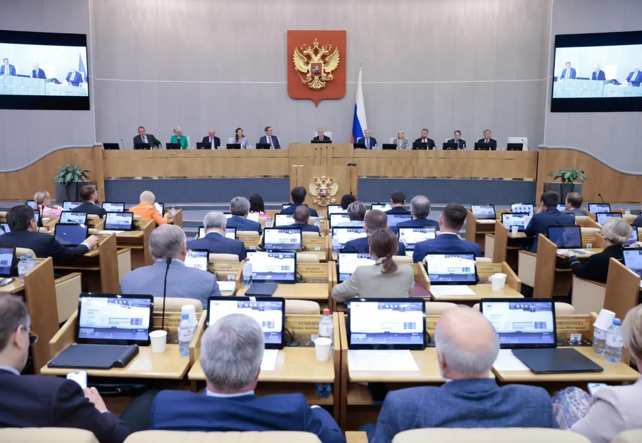 Анализ данных системы законотворчества показывает: Госдума значительно чаще одобряет правительственные и президентские инициативы, тогда как депутатские проекты проходят заметно реже.