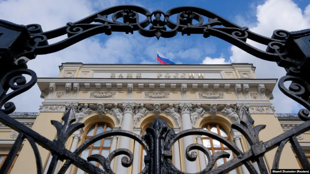 Центробанк пересмотрел среднесрочный прогноз: экономика на 2026 год может вырасти на 0–1% (ранее 0,5–1,5%), инфляция повышена до 6–7%. Также обновлены оценки бюджетного дефицита и нефтяных доходов.