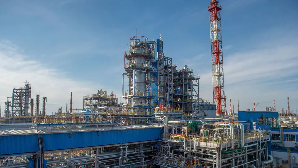 НПЗ «Газпромнефтехим Салават» приостановил переработку нефти и конденсата после удара беспилотников: повреждены обе установки первичной переработки, восстановление может занять недели или месяцы.