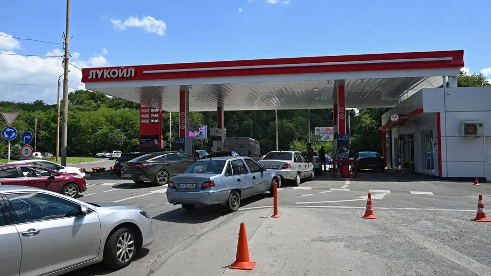 За неделю цена белорусского АИ‑92 выросла на 6% — до 127 тыс. руб. за тонну; дефицит топлива в России усилился из‑за падения выпуска на НПЗ, власти наращивают импорт, но быстрых поставок ждать сложно.