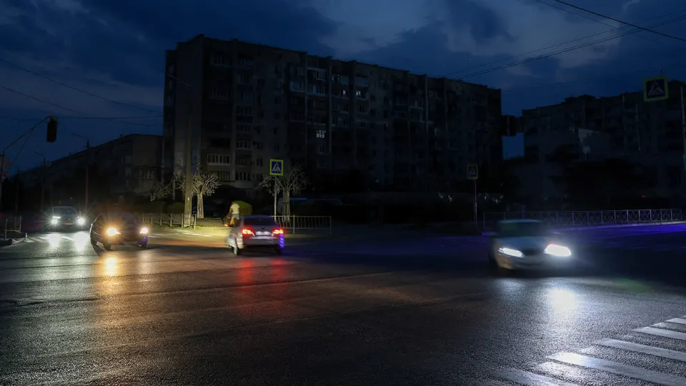 Из‑за дефицита бензина и роста цен в ряде регионов сократили автобусные маршруты и повысили тарифы; перебои с переработкой нефти затронули большую часть страны.